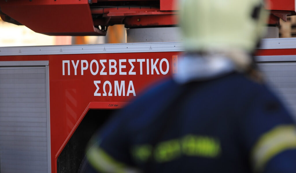 Φωτιά σε εγκαταλελειμμένο κτήριο στην Αθήνα – Ανασύρθηκε άνδρας χωρίς τις αισθήσεις του