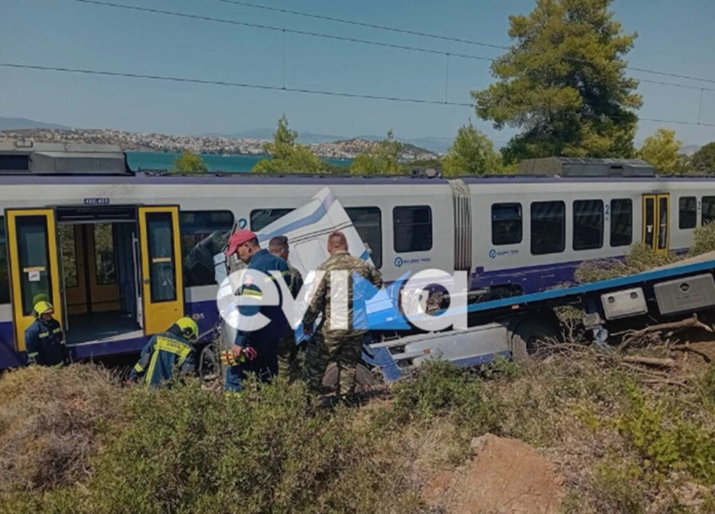 Αυλίδα: Φορτηγό συγκρούστηκε με τρένο με 130 επιβάτες – Οι πρώτες εικόνες από το σημείο (βίντεο)