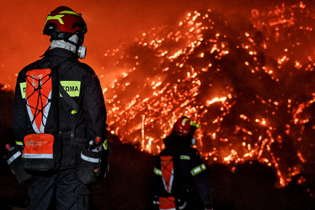 Για δεύτερη νύχτα «κόλαση» φωτιάς στην Κορινθία – Έκλεισε η εθνική οδός (Βίντεο)