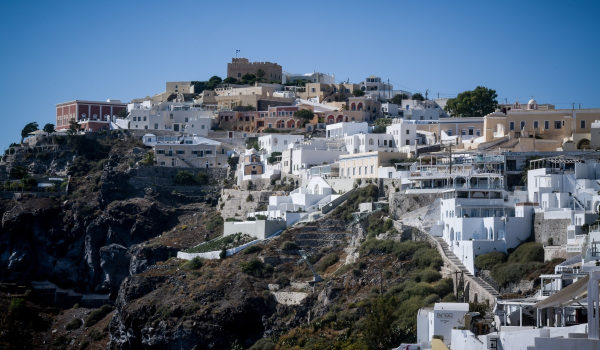 Σαντορίνη: Κατ’ οίκον έρευνα των «αδιάφθορων» σε σπίτι πρώην διοικητή της Αστυνομίας