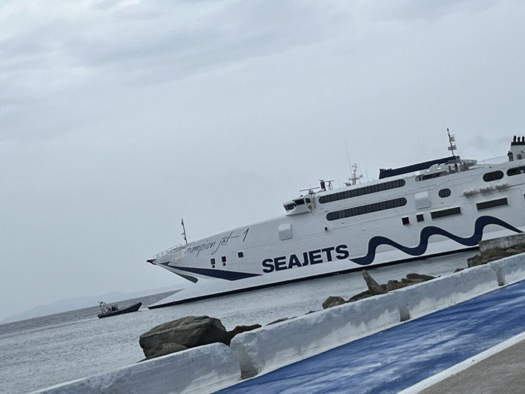 Τήνος: Συγκρούστηκαν δύο πλοία στο λιμάνι (Εικόνες)
