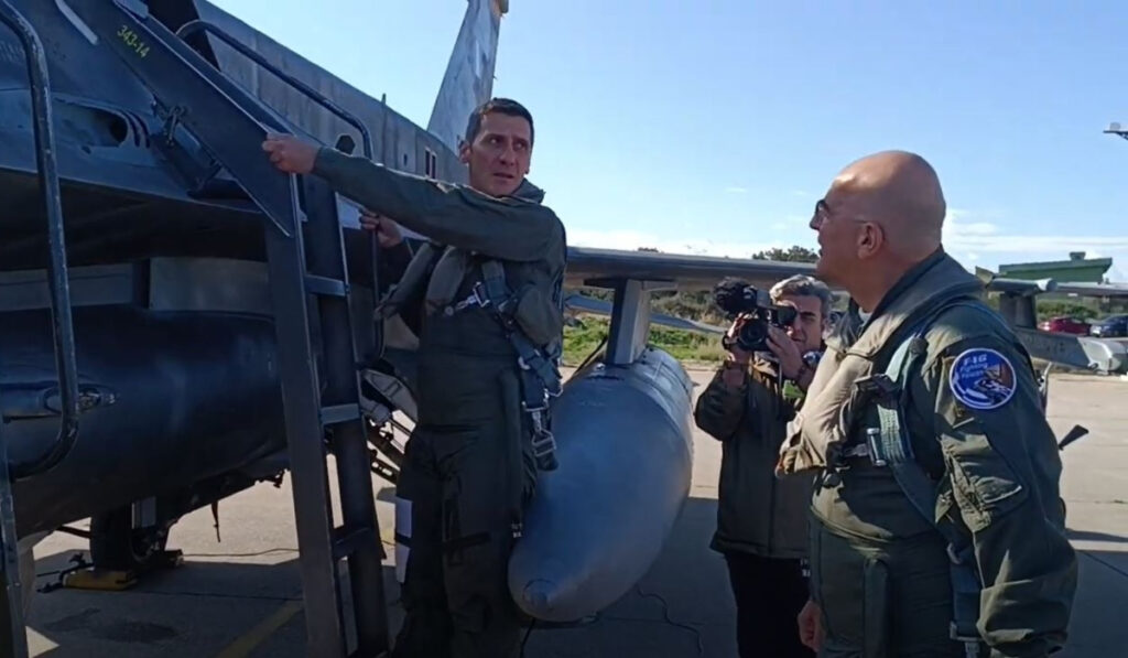 Ο Δένδιας στα… σύννεφα – Πέταξε με F16 Viper (Βίντεο)