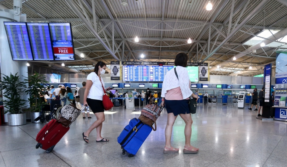 ΥΠΑ: Υποχρεωτικό τεστ για ανεμβολίαστους ταξιδιώτες από 16 χώρες