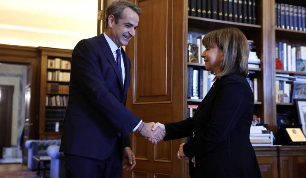 Τη Δευτέρα τελικά η συνάντηση Μητσοτάκη – Σακελλαροπούλου στο Προεδρικό Μέγαρο