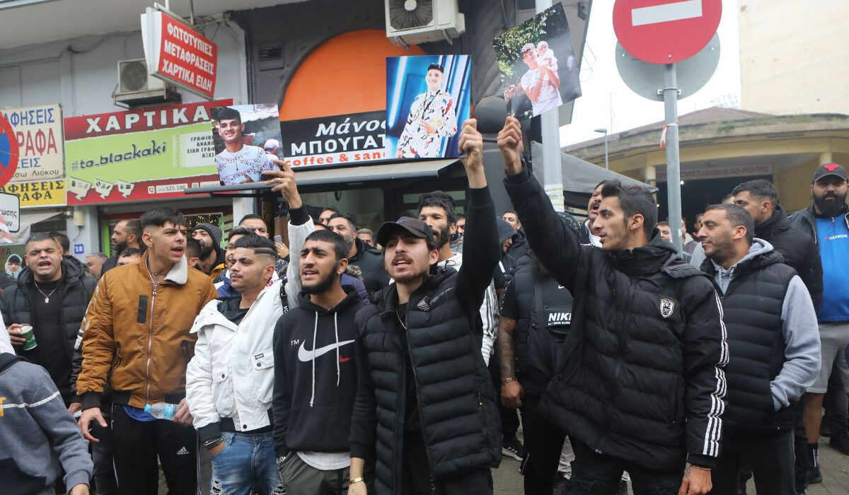 Θεσσαλονίκη: Υπό άκρα μυστικότητα ο αστυνομικός στον ανακριτή – Συγκέντρωση Ρομά στα Δικαστήρια