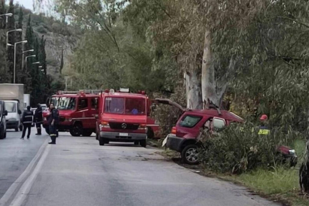 Tροχαίο στην Καισαριανή: ΙΧ έπεσε σε δέντρο – Απεγκλωβίστηκε μια γυναίκα