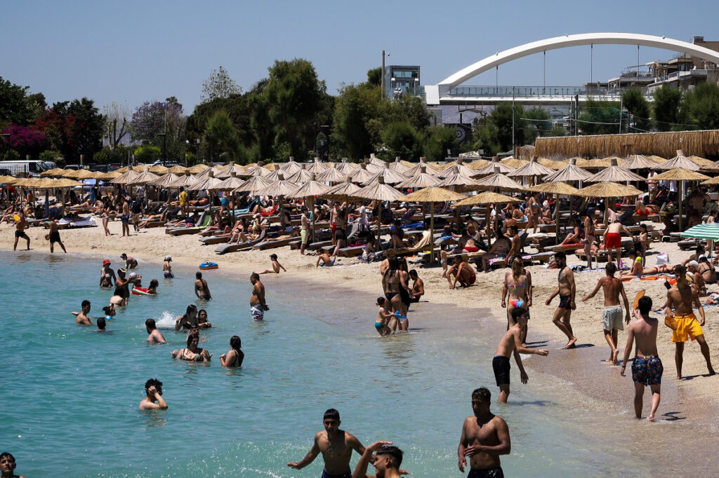 Παραλίες Αττικής: Ξεφεύγουν οι τιμές στις ξαπλώστρες – Ακόμα και 50 ευρώ το σετ
