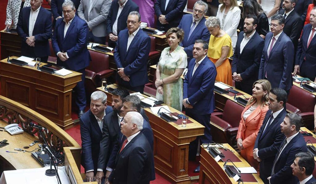 Στο πρώτο έδρανο του ΣΥΡΙΖΑ ο Τσίπρας, με Γεροβασίλη και Φάμελλο
