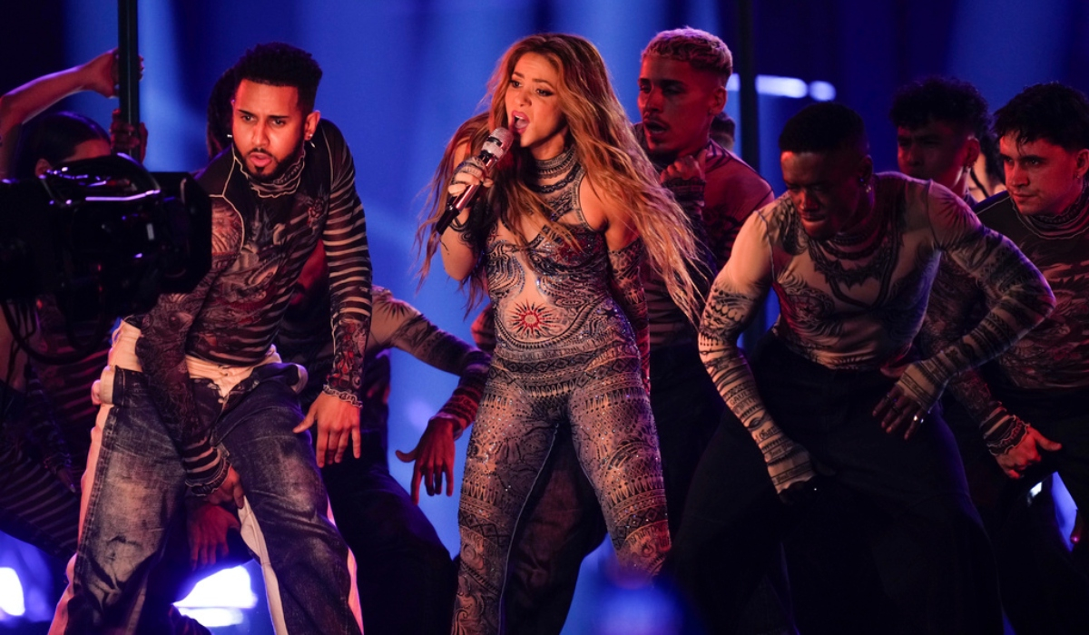 Σακίρα: Εβαλε «φωτιά» στη σκηνή των Latin Grammys και κέρδισε 3 βραβεία – Η σπόντα για τον Πικέ