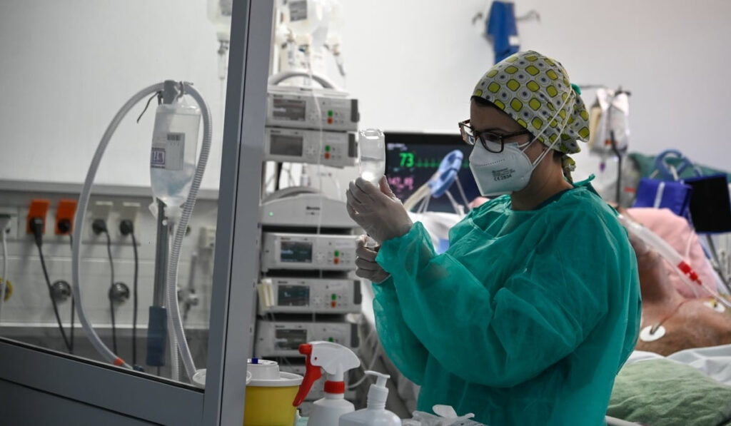 ΕΟΔΥ: Καλπάζει η γρίπη –  514 νέες εισαγωγές σε νοσοκομεία με κορονοϊό