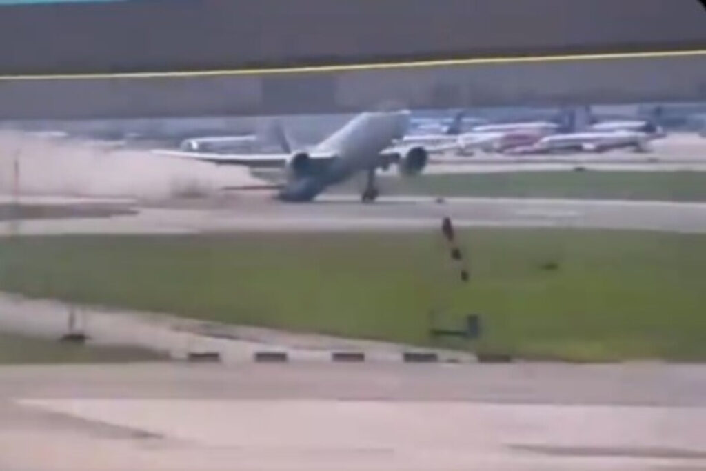 Μιλάνο: Τρόμος σε απογείωση Boeing 777 – Η ουρά του αεροπλάνου σέρνεται στην πίστα (βίντεο)