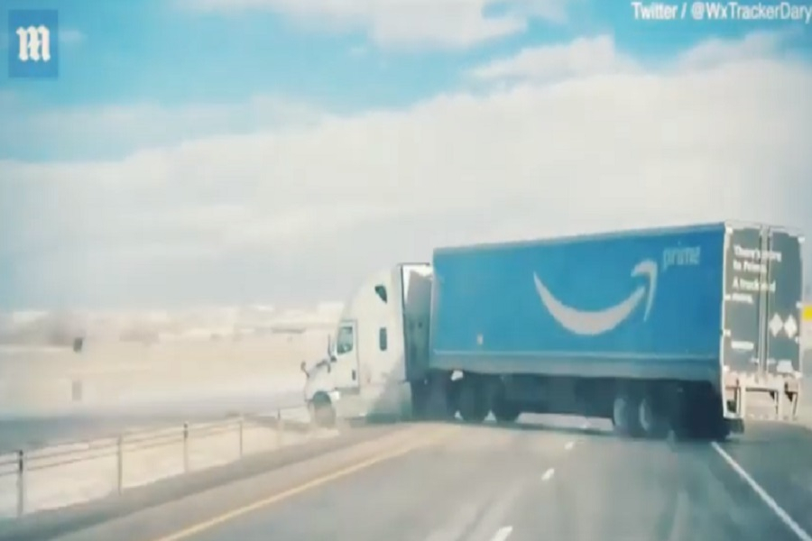 Νταλίκα της Amazon χτυπιέται από θυελλώδεις ανέμους και βγαίνει από το δρόμο