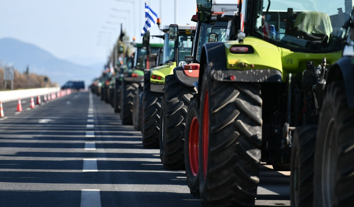 Ο Αυγενάκης έριξε λάδι στη φωτιά – Σε τεντωμένο σχοινί η κυβέρνηση με τους αγρότες