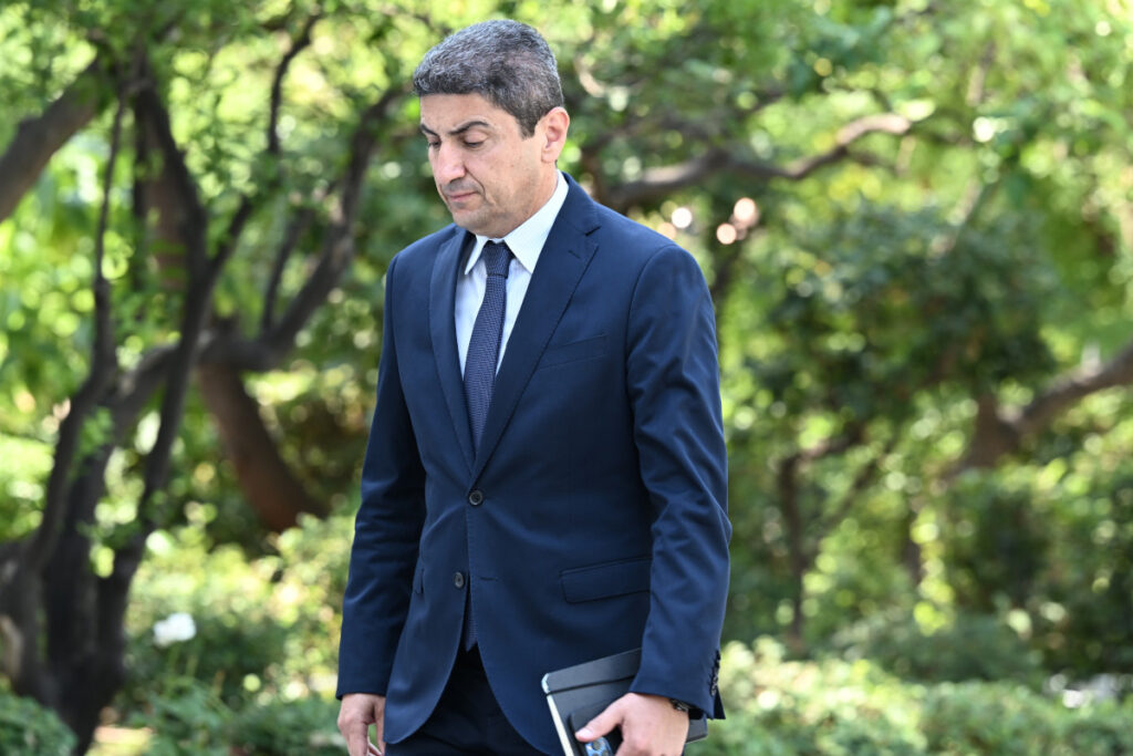 Βαριά καταγγελία ΟΣΕΥΠΕ κατά Αυγενάκη: Χτύπησε υπάλληλο στο αεροδρόμιο «Ελευθέριος Βενιζέλος» (Βίντεο)