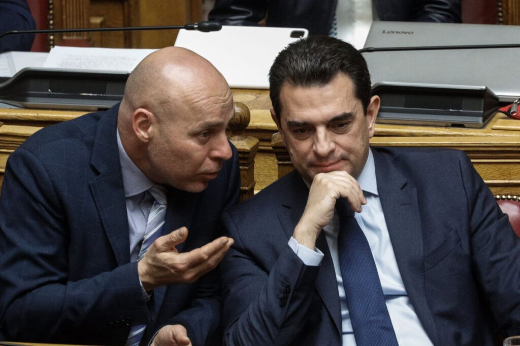 «Γαλάζια» προεκλογική πασαρέλα η Βουλή