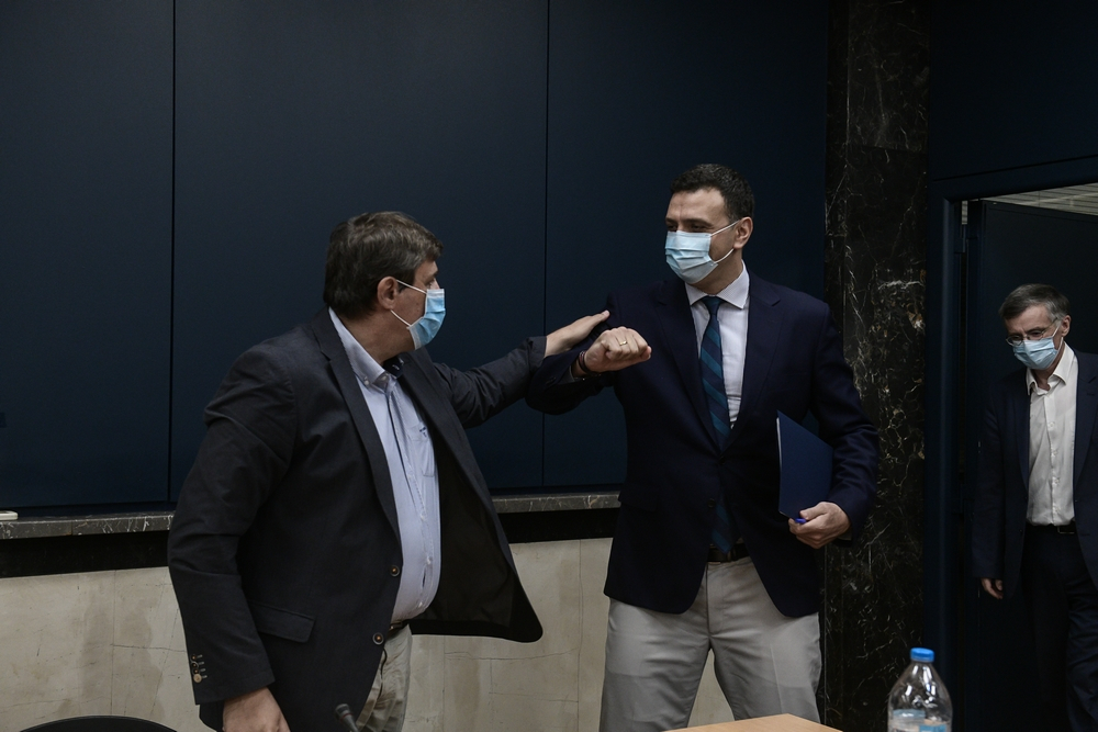 Ο Κικίλιας ενημερώνει τα κόμματα για κορονοϊό και εμβολιασμό