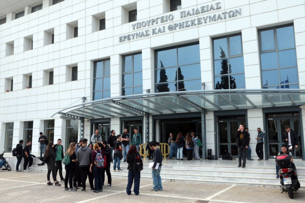 Υπ. Παιδείας: Ασύδοτοι εργοδότες προωθούν συνθήκες εργασιακού μεσαίωνα
