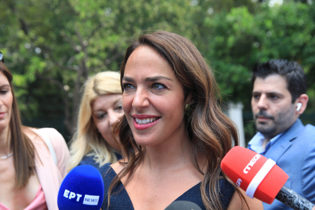 Δόμνα Μιχαηλίδου: Ανέβηκε σε καρέκλα για να φωτογραφηθεί με τα αδέρφια Αντετοκούνμπο (Εικόνα)