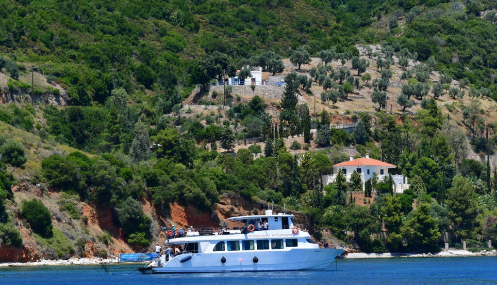 ΣΥΡΙΖΑ: Σε απόγνωση οικογένεια στην Αλόννησο ελλείψει ξενοδοχείου καραντίνας – Τι απαντά η Πολιτική Προστασία