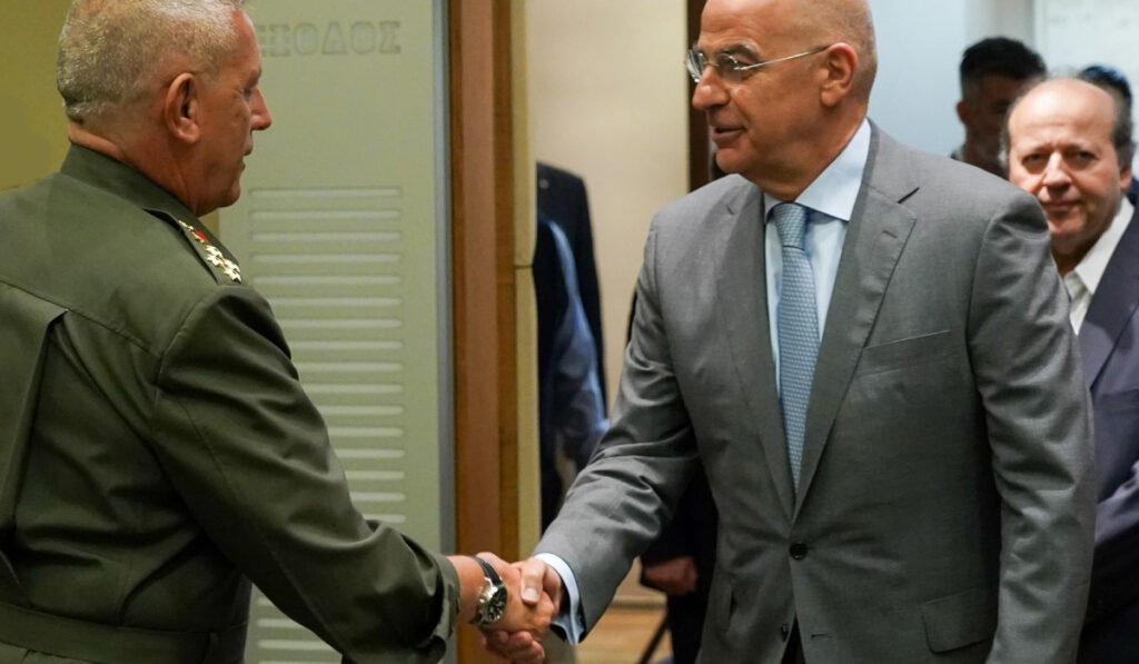 Ενημερωτική συνάντηση Δένδια με τον αρχηγό ΓΕΕΘΑ