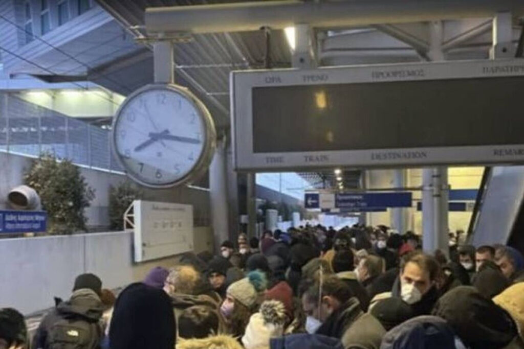 Αττική Οδός: Πηδούν στις γραμμές του Προαστιακού για να προλάβουν τους συρμούς (Εικόνες/Βίντεο)