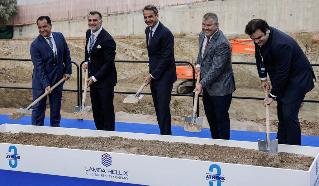 Lamda Hellix: Με το… φτυάρι ανά χείρας ο Μητσοτάκης στα εγκαίνια του νέου data center