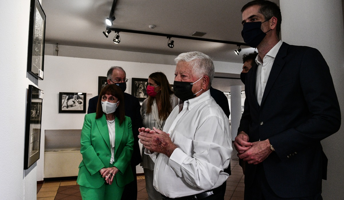 «Επάνοδος της Δημοκρατίας»: Η πρόεδρος της Δημοκρατίας εγκαινίασε τη φωτογραφική έκθεση του Αριστοτέλη Σαρρηκώστα