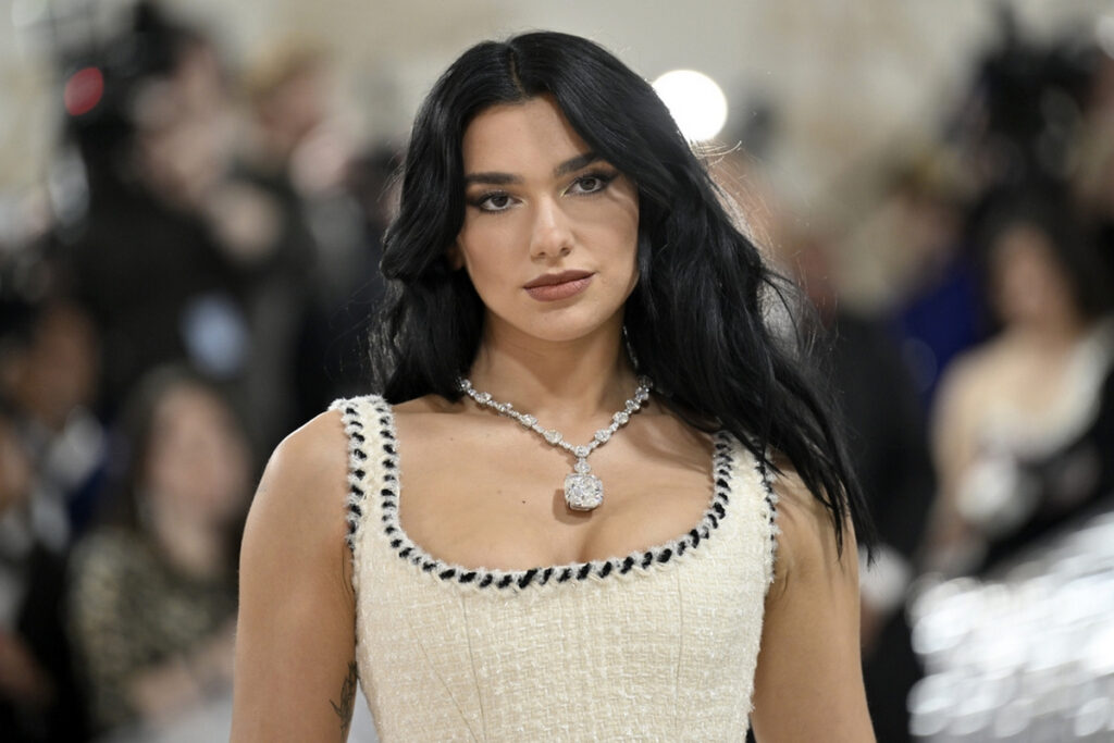 Σπάνια δημόσια εμφάνιση της Dua Lipa με τον Ρομέν Γαβρά στο Λονδίνο