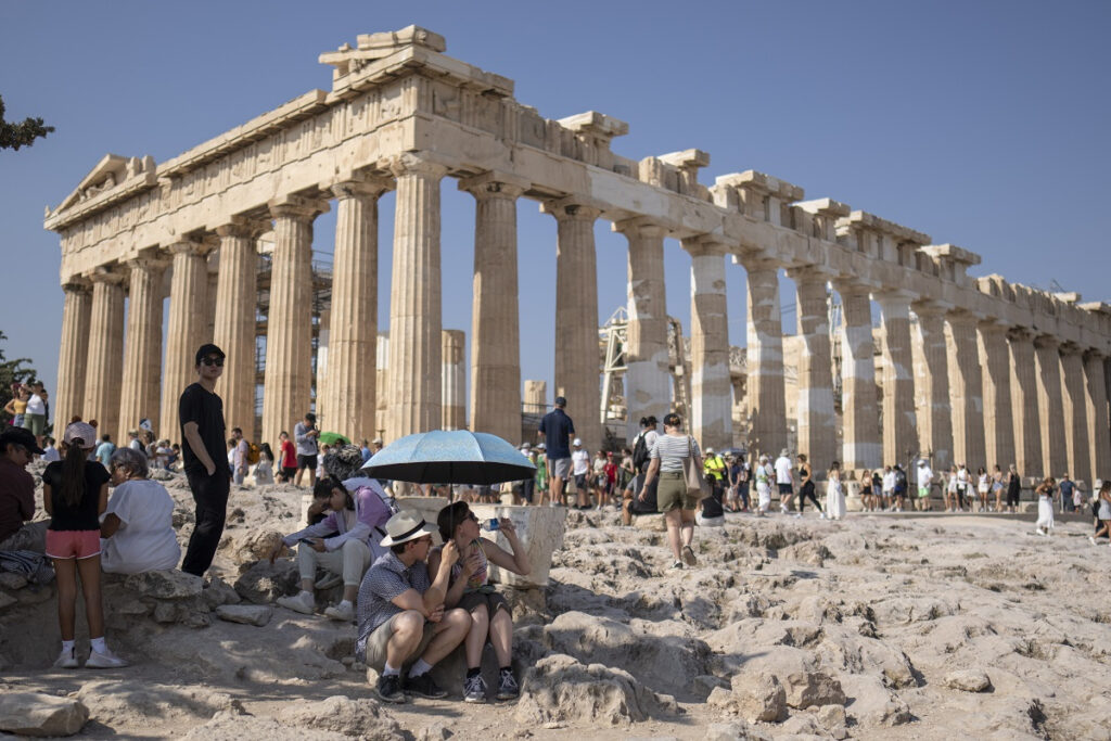 Καύσωνας διαρκείας σε δύο δόσεις: «Φλέγεται» η Ελλάδα το Σάββατο – Νέο καυτό κύμα από την Πέμπτη με 45αρια
