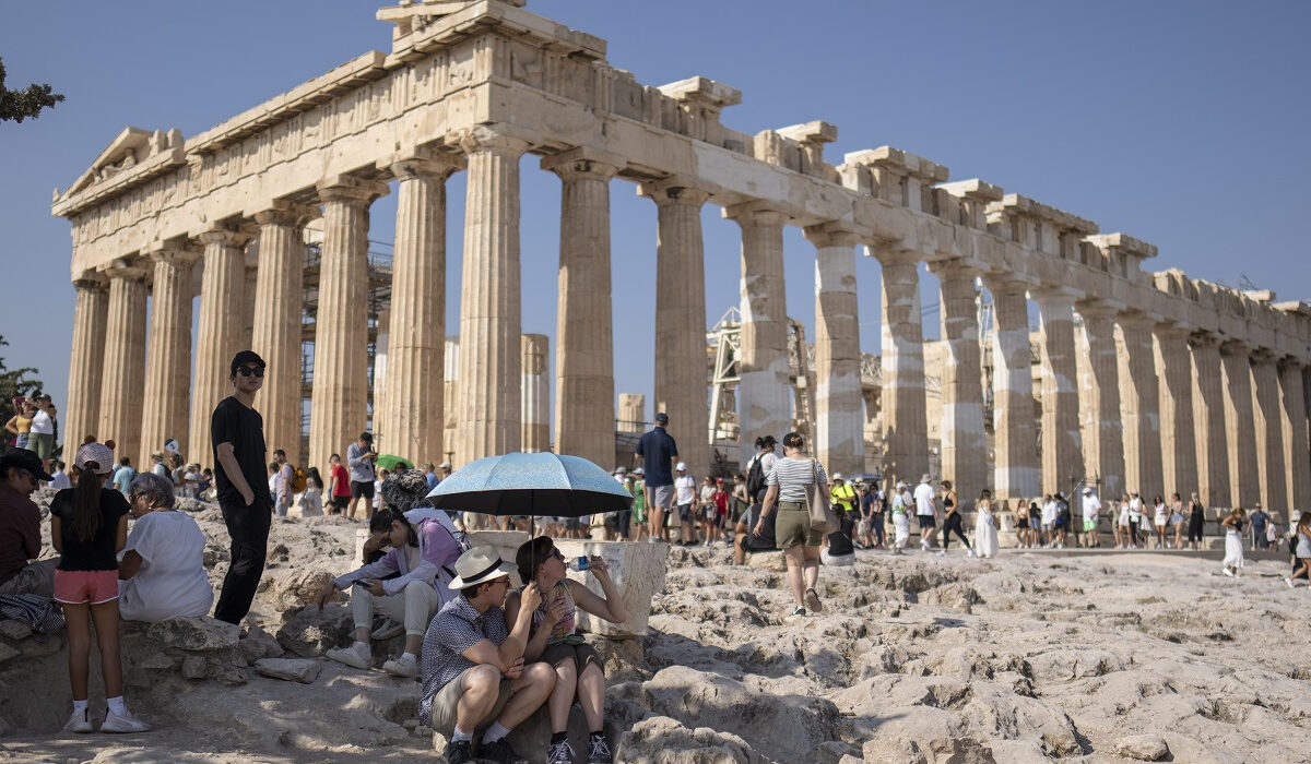 Καύσωνας διαρκείας σε δύο δόσεις: «Φλέγεται» η Ελλάδα το Σάββατο – Νέο καυτό κύμα από την Πέμπτη με 45αρια