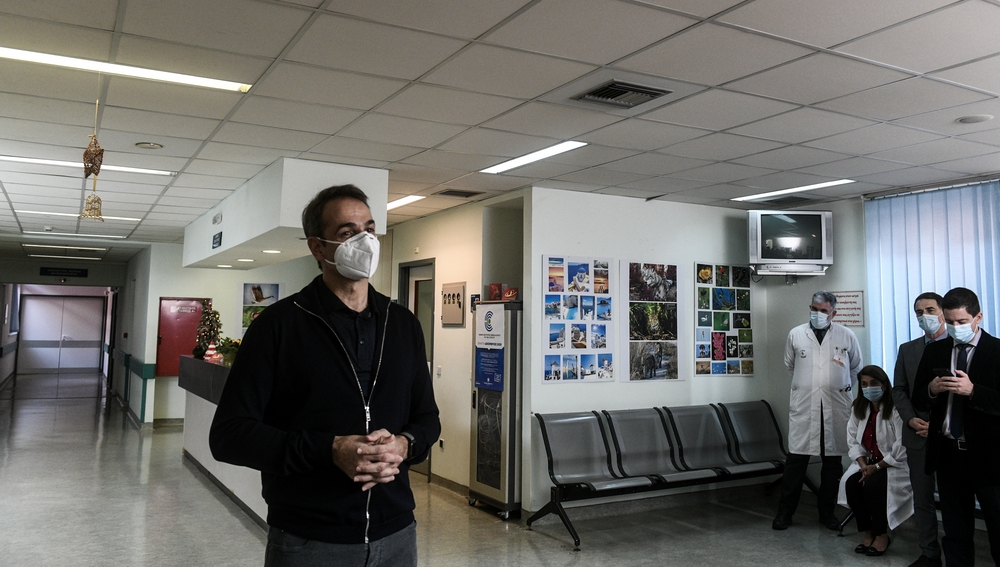 Εμβολιασμός αξιωματούχων: Επιχείρηση να μην αγγίξει τον πρωθυπουργό το πολιτικό κόστος