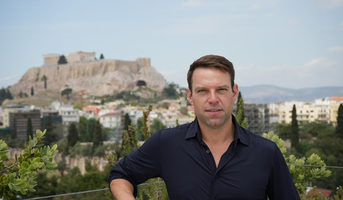 Ποιος ήταν ο πατέρας του Στέφανου Κασσελάκη: Ο δικηγόρος του μιλάει για το «παραδικαστικό» και την περιπέτειά του