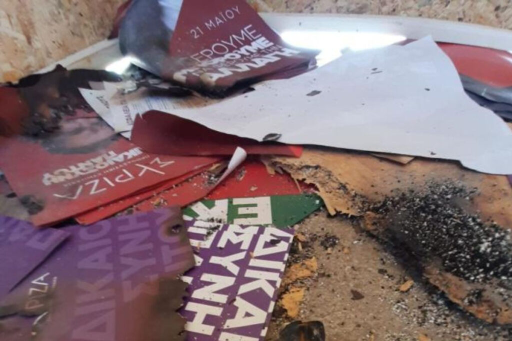 ΣΥΡΙΖΑ: Άγνωστοι έκαψαν το προεκλογικό περίπτερο στη Νίκαια – «Δεν μας τρομοκρατούν»