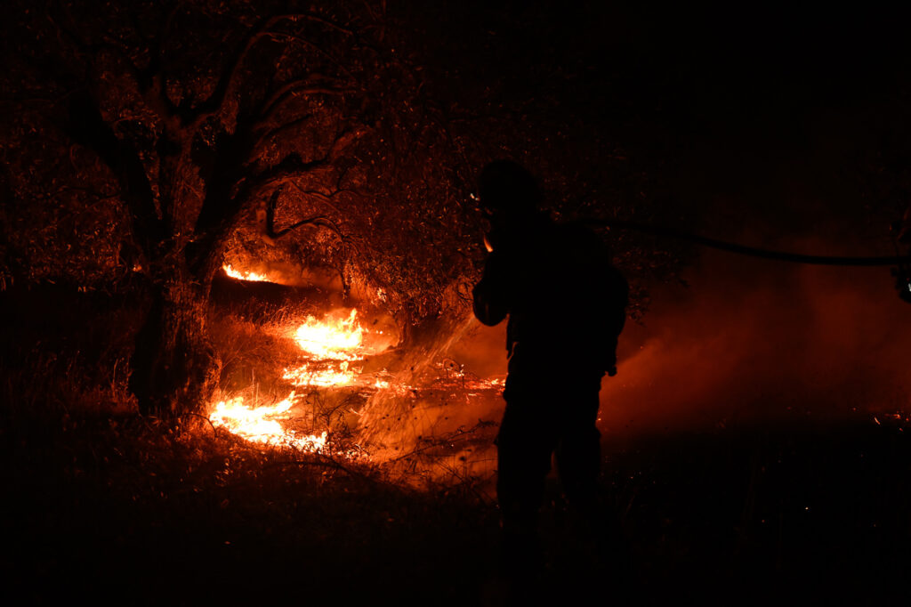 Μάχη με τις αναζωπυρώσεις σε Έβρο και Ροδόπη – 74 φωτιές καίνε στη χώρα