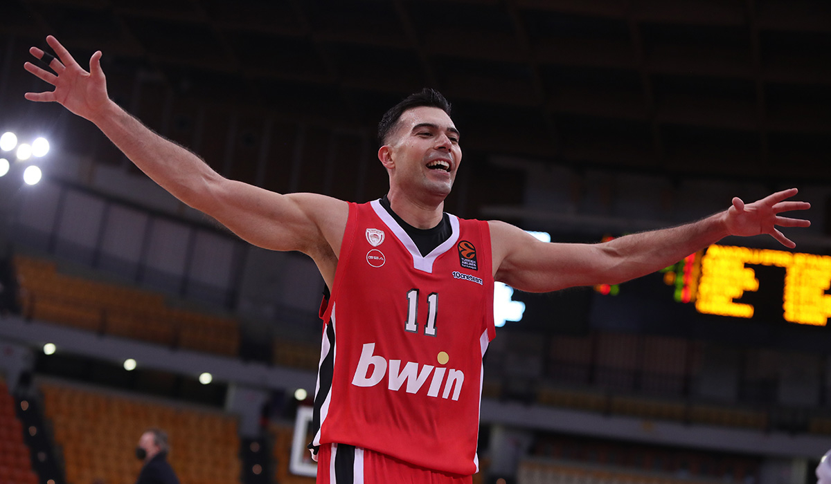 Ολυμπιακός – Εφές Αναντολού: Απίστευτο buzzer beater τρίποντο από τον Σλούκα