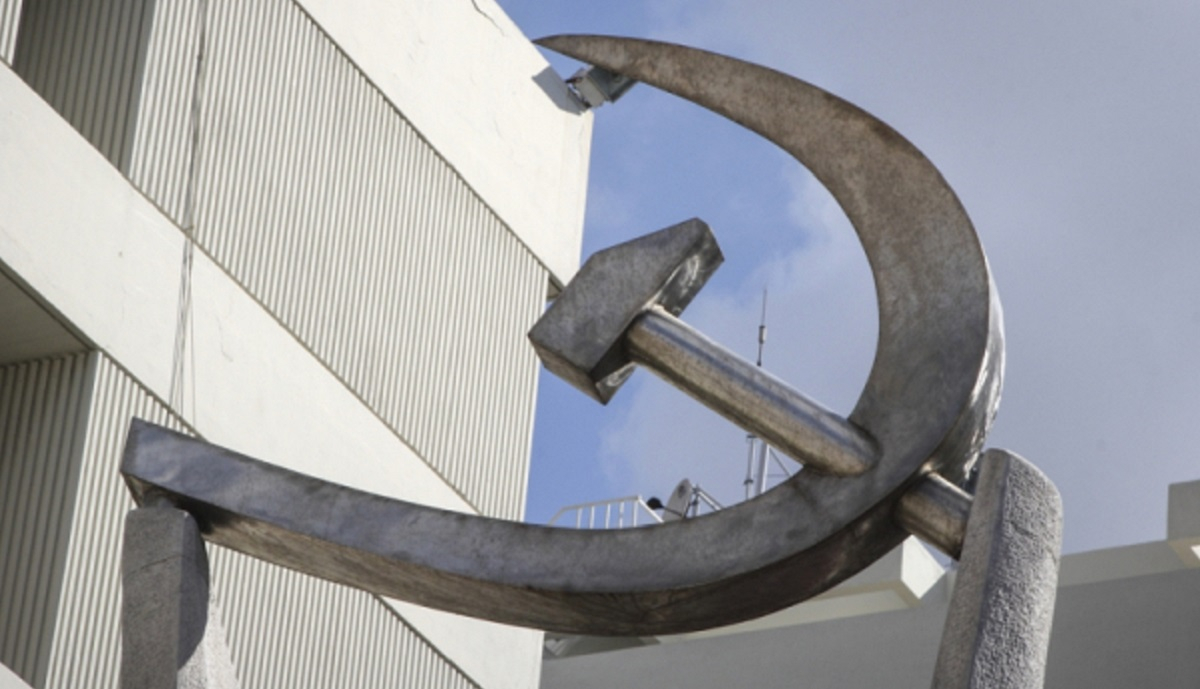 ΚΚΕ: Η κυβέρνηση μετατρέπει το εμβόλιο σε μέσο διαίρεσης