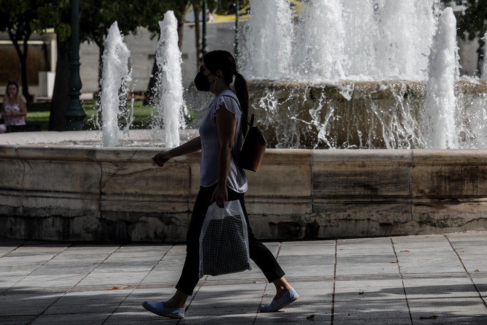 Κατάργηση μάσκας άμεσα – Η απαγόρευση κυκλοφορίας μένει πίσω