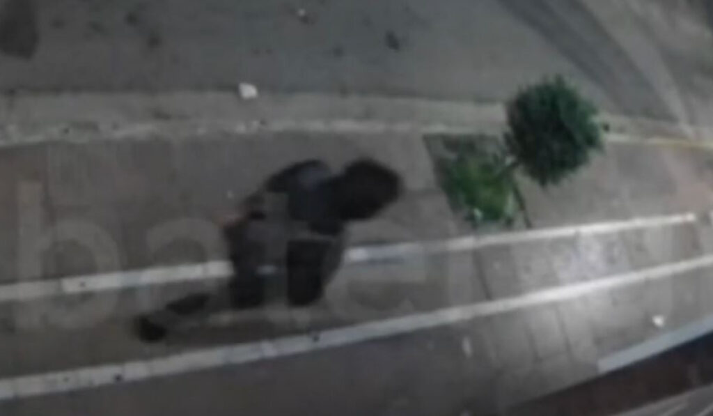 Σοκάρει βίντεο από τροχαίο στους Αγίους Αναργύρους: Εκτόξευσε πεζό και καρφώθηκε σε μαγαζί