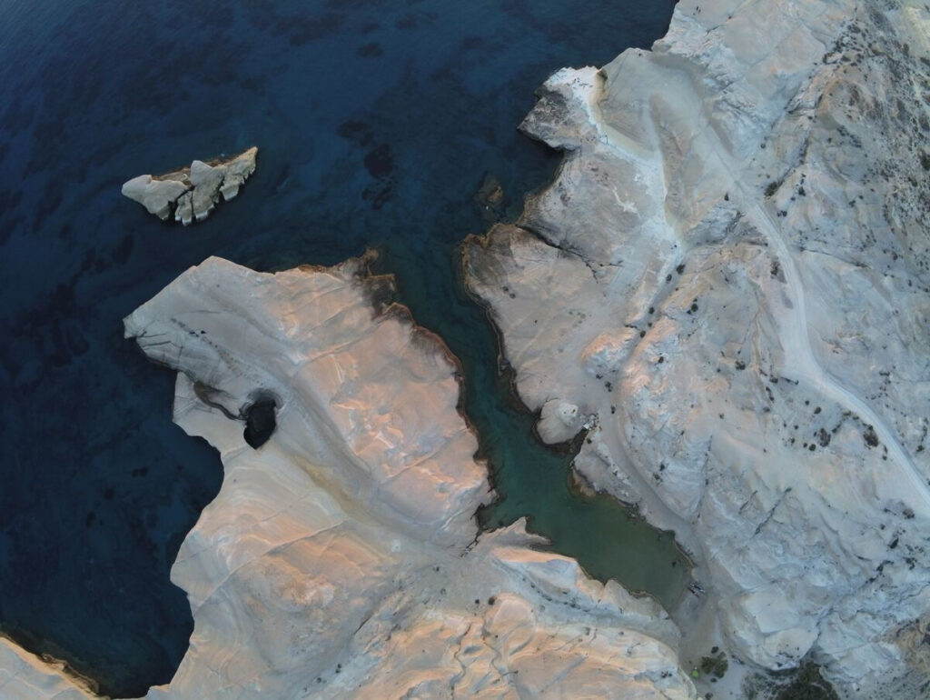 Κυκλάδες, Μήλος, Σαντορίνη, Νάξος – Αφιέρωμα της Vogue στις ωραιότερες ελληνικές παραλίες