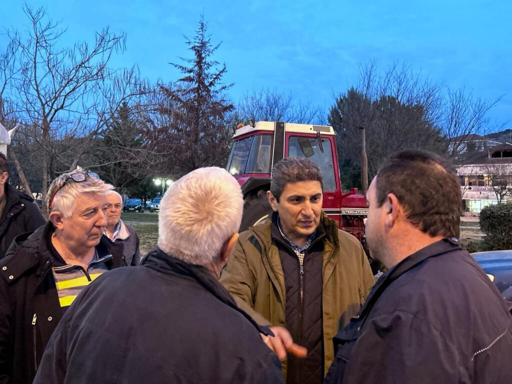 Στο μπλόκο στο Νέο Μοναστήρι Δομοκού ο Λευτέρης Αυγενάκης: Τι είπε για τα αιτήματα των αγροτών