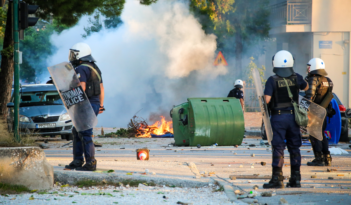 Επεισόδια και χημικά κατά την άφιξη Μητσοτάκη στη Λάρισα – «Αστακός» το κτήριο της Περιφέρειας