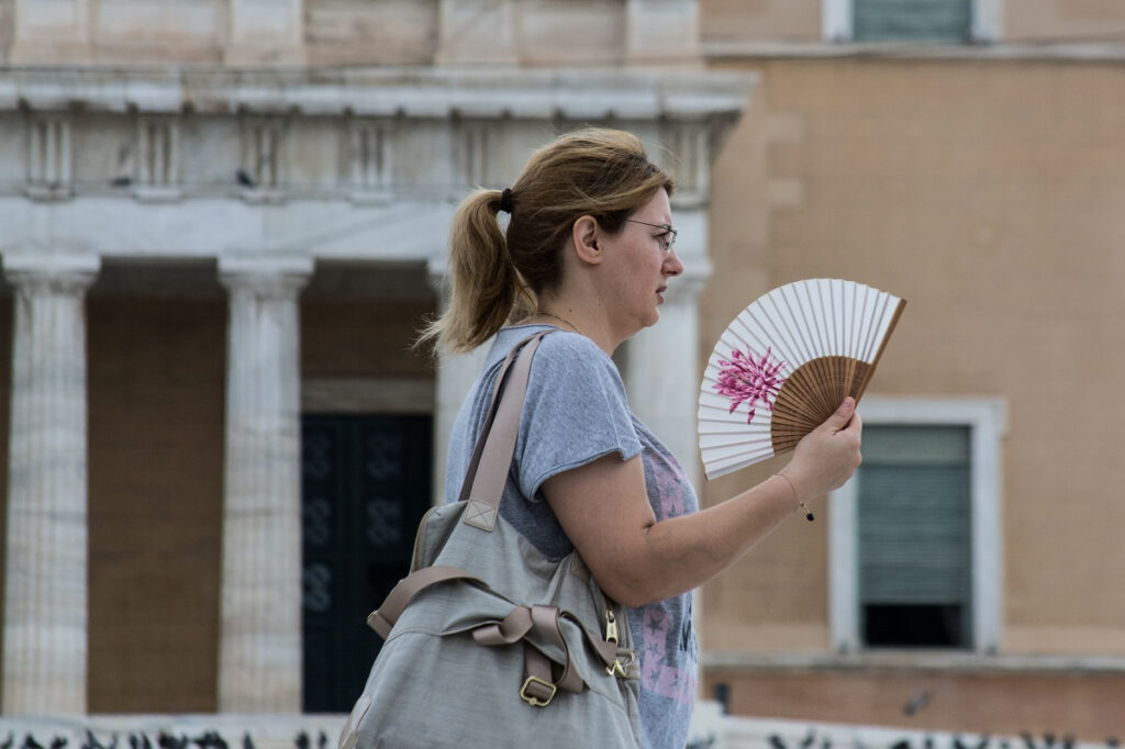 Εξοικονόμηση ενέργειας με… βεντάλια στο ελληνικό δημόσιο και «κόφτη» στα κλιματιστικά
