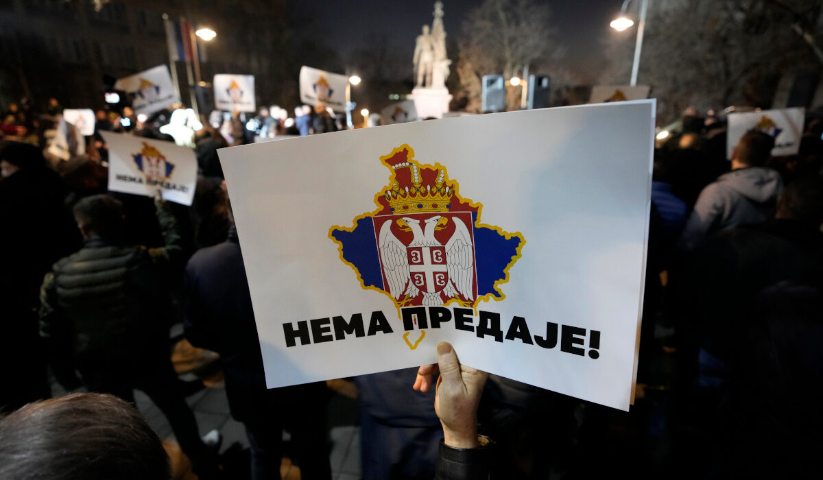 Σερβία: Ακροδεξιοί διαδήλωσαν για το Κόσοβο με συνθήματα υπέρ του Πούτιν και της Wagner