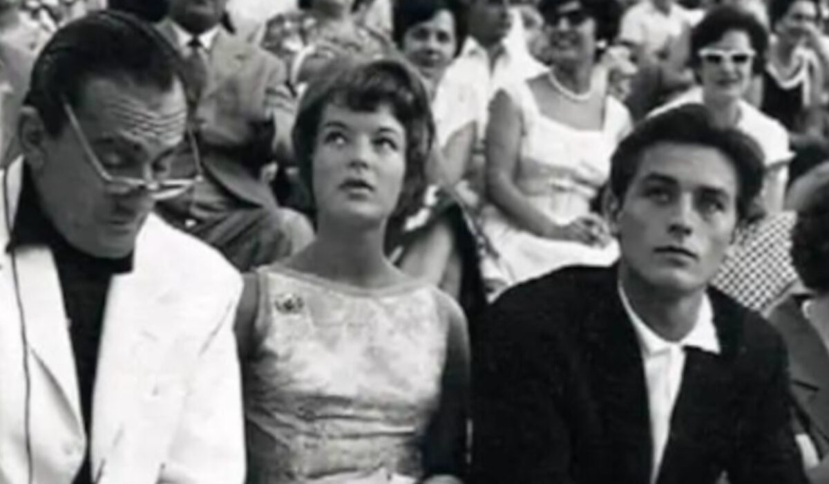 Αλέν Ντελόν, Ρόμι Σνάιντερ και Λουκίνο Βισκόντι στην Επίδαυρο – Το φλερτ με την Τζένη Καρέζη