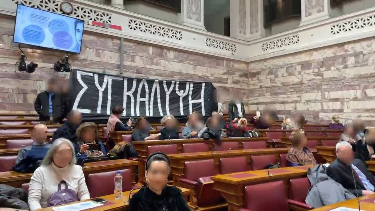 «Συγκάλυψη» – Μέλη του Ρουβίκωνα άνοιξαν πανό στη Βουλή για τα Τέμπη (Εικόνες)
