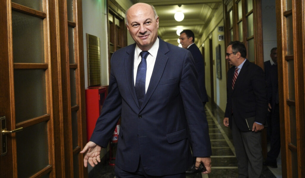 Κώστας Τσιάρας: Υπαλληλία