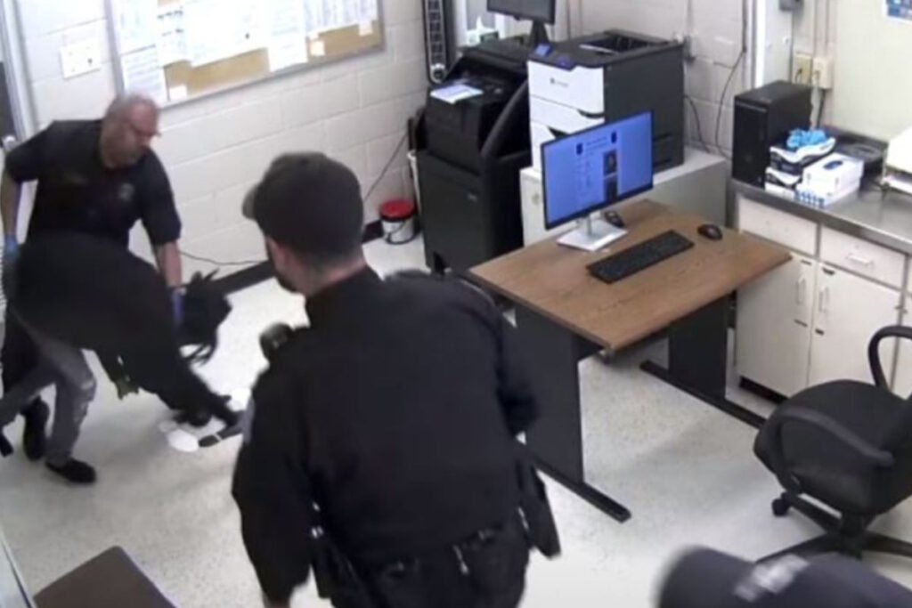 ΗΠΑ: Άγριος ξυλοδαρμός κρατούμενου από αστυνομικό – Του χτύπαγε το κεφάλι στο πάτωμα