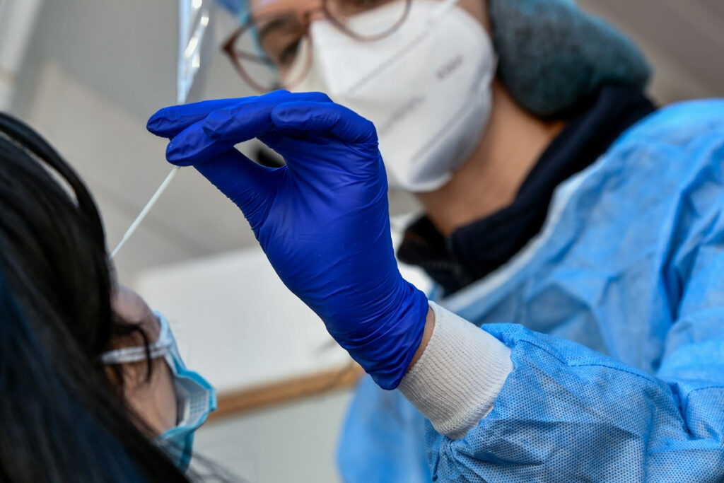Καλπάζει η Όμικρον 5: Άγγιξε το 67,60% των κρουσμάτων – Οι περιοχές που σαρώνει (Πίνακες)