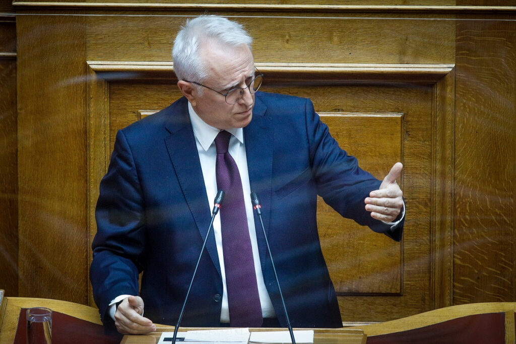Στα «χαρακώματα» Οικονόμου – Ραγκούσης για τις υποκλοπές: «Η ΕΥΠ είχε θέσει υπό παρακολούθηση Χατζηδάκη και Φλώρο;»