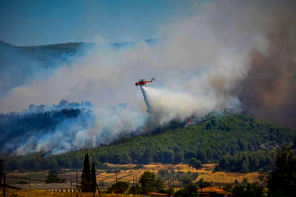 Ανεξέλεγκτη η φωτιά στην Εύβοια: Μπαράζ εκκενώσεων – Νέο μέτωπο προς Καμάρι (Εικόνες, Βίντεο)